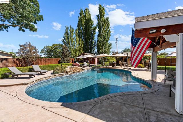 1600 Eden Plains Rd, Brentwood CA: https://media.crmls.org/mediaz/7fd6ad12-d72e-4e39-93dc-06943173fe9d.jpg