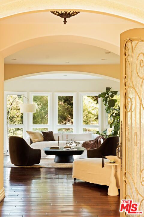 2505 Bowmont Drive, Beverly Hills CA: https://media.crmls.org/mediaz/7fd6cbda-dfbb-475d-bd77-af8a7ecdde50.jpg