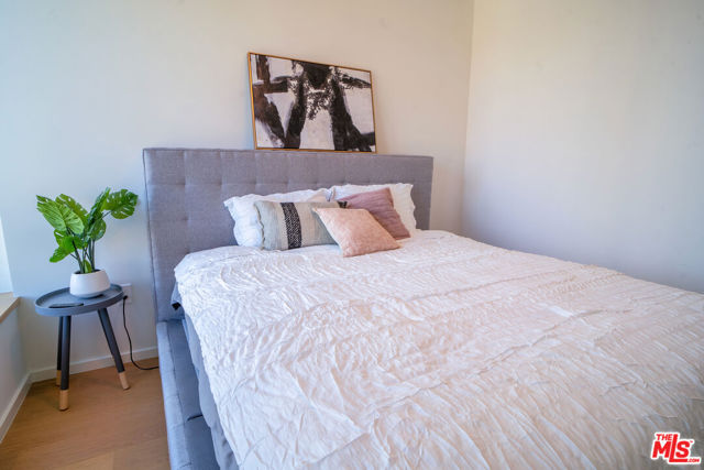 889 Francisco Street, Los Angeles CA: https://media.crmls.org/mediaz/7fd70f14-1d8d-428b-b983-513e5b87fcee.jpg