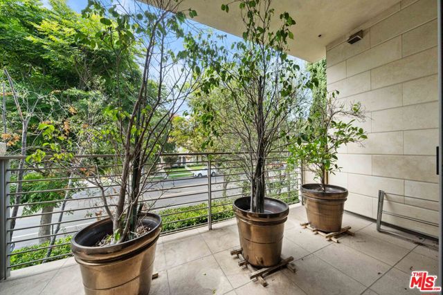 1318 Roxbury Drive, Los Angeles CA: https://media.crmls.org/mediaz/7fd787e2-deb7-483d-91da-f7bb2d465a3b.jpg
