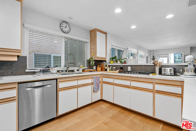 20 Quarterdeck Street, Marina del Rey CA: https://media.crmls.org/mediaz/7fd9228f-43c8-4306-b0c1-827378752f25.jpg