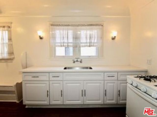 1034 N Kenmore Avenue, Los Angeles CA: https://media.crmls.org/mediaz/7fd9739a-9b54-4b47-bcd3-019b728e13f8.jpg