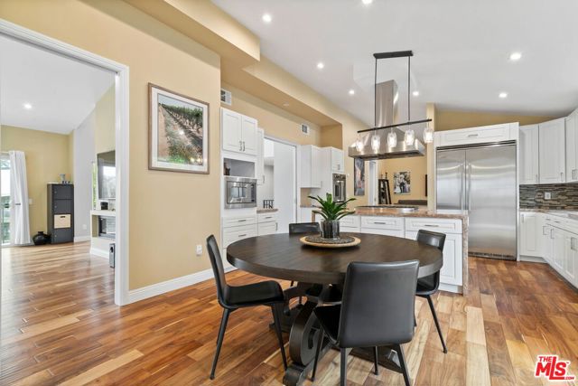436 Levering Avenue, Los Angeles CA: https://media.crmls.org/mediaz/7fda3097-23ab-4899-b1dd-22297eda447e.jpg