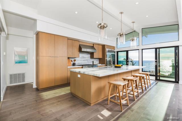 5527 Calumet Ave, La Jolla CA: https://media.crmls.org/mediaz/7fda38c1-74b9-4a04-8ca3-3c45bf52953e.jpg