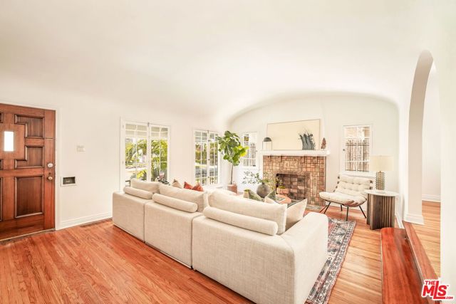 842 S Sycamore Avenue, Los Angeles CA: https://media.crmls.org/mediaz/7fdbd8c2-2fd8-48a1-90d5-16cebbc016d6.jpg