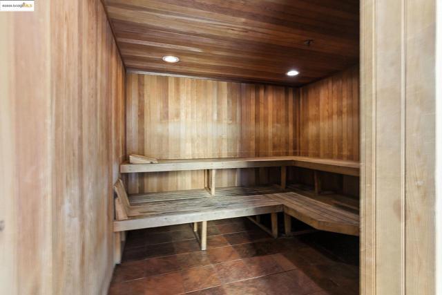 311 Oak St, Oakland CA: https://media.crmls.org/mediaz/7fdc8038-40ae-43d7-930e-2c2eee5c5812.jpg