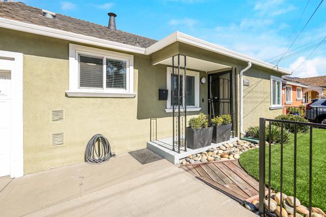 21926 Victory Dr, Hayward CA: https://media.crmls.org/mediaz/7fdd95fe-92a3-4cf5-ac05-ff32122fc05d.jpg