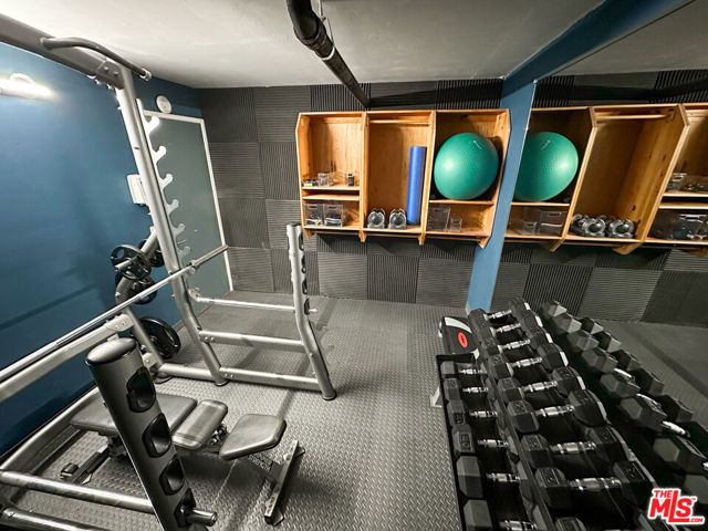 910 19th Street, Santa Monica CA: https://media.crmls.org/mediaz/7fddd6e2-020f-429a-820d-e90218909751.jpg