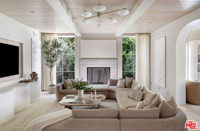 127 S Burlingame Avenue, Los Angeles CA: https://media.crmls.org/mediaz/7fde8b4b-fb5a-4c90-8c15-fbc3af3162f7.jpg
