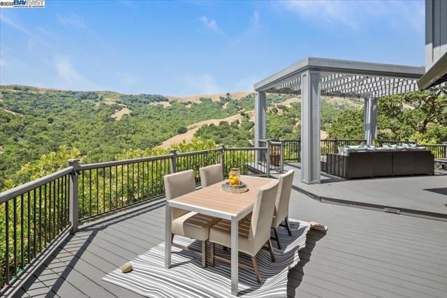 325 Bollinger Estates Ct, San Ramon CA: https://media.crmls.org/mediaz/7fe0c60c-786c-4c5e-8581-5f53d3905e82.jpg