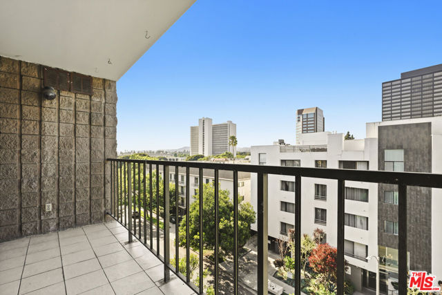 10966 Rochester Avenue, Los Angeles CA: https://media.crmls.org/mediaz/7fe194c8-e724-4084-a0a9-8342cd59c81a.jpg