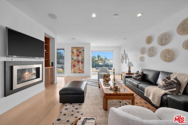 310 Washington Boulevard, Marina del Rey CA: https://media.crmls.org/mediaz/7fe2eefc-6440-44e0-beda-10e02fad1450.jpg