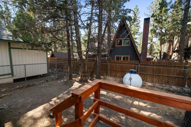 2063 10th Lane, Big Bear CA: https://media.crmls.org/mediaz/7fe50bce-fccb-40e5-9e01-d8bb1f9bedcc.jpg