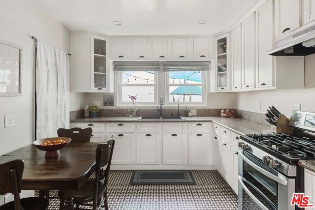 1569 S Orange Grove Avenue, Los Angeles CA: https://media.crmls.org/mediaz/7fe6ca75-27b3-41f8-82f2-27805900b27e.jpg