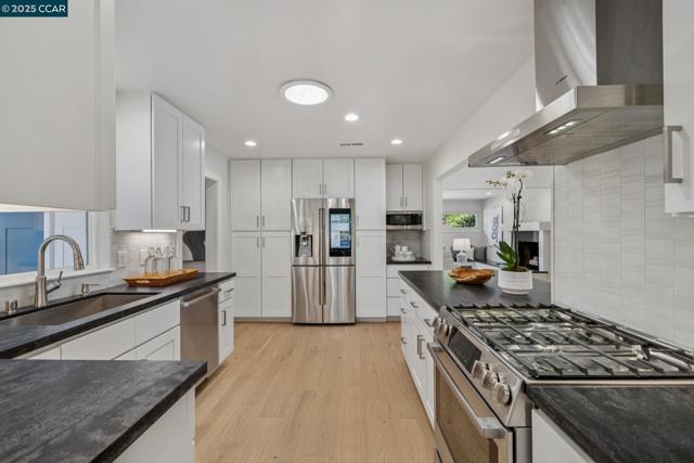 241 E Creek Dr, Menlo Park CA: https://media.crmls.org/mediaz/7fe75803-9cbd-433e-aa4f-c55f80b10c33.jpg