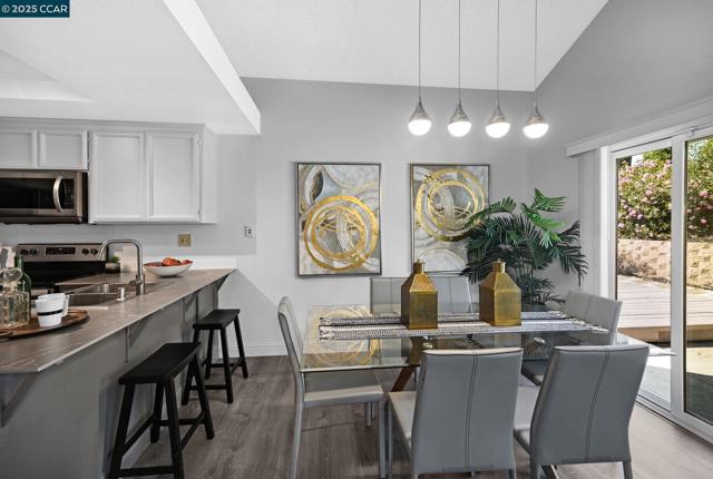 2140 Eastview Pl, Martinez CA: https://media.crmls.org/mediaz/7fe896fd-b6ed-4e24-acc4-21cb16af46bb.jpg