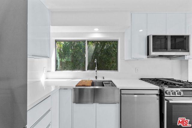 621 N Kings Road, West Hollywood CA: https://media.crmls.org/mediaz/7fe89bf4-3bbf-48a7-afae-9d77a0a6df33.jpg