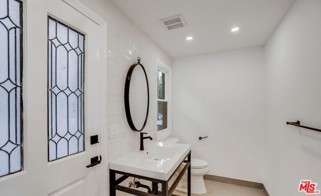 15851 Mulholland Place, Los Angeles CA: https://media.crmls.org/mediaz/7fe98237-2a37-4e35-a7d7-71c56d0da60c.jpg