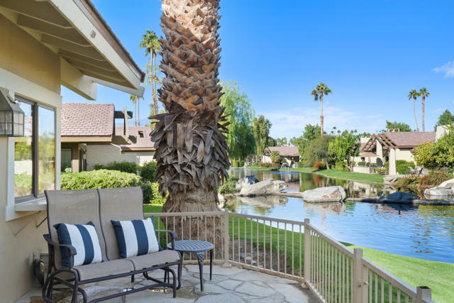 220 Green Mountain Drive, Palm Desert CA: https://media.crmls.org/mediaz/7fe986ce-323c-4de7-8c40-c0d5902d9a98.jpg