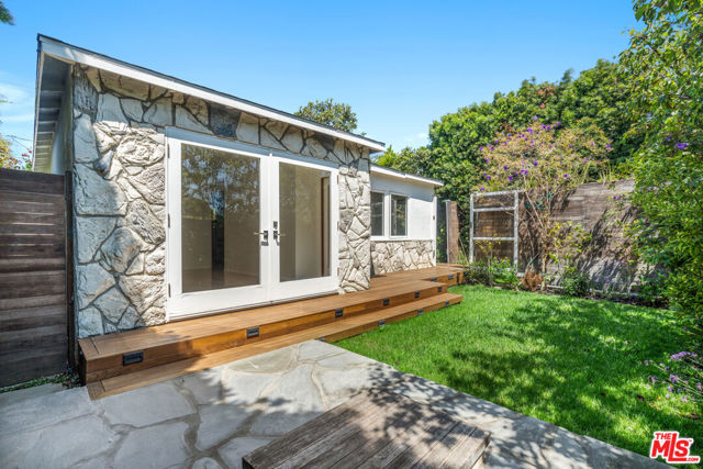 2425 Cloy Avenue, Venice CA: https://media.crmls.org/mediaz/7fe9964d-293c-4b6e-9304-e0b139f6bbea.jpg