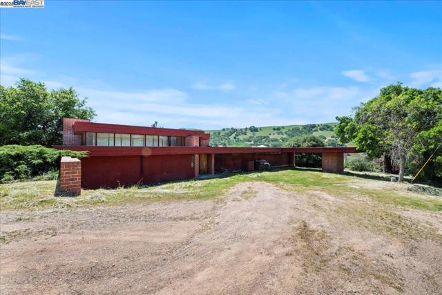6400 Mines Rd, Livermore CA: https://media.crmls.org/mediaz/7fea5185-d09f-4bf3-8bf1-7c08e257fa5d.jpg