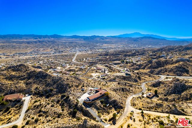 57387 San Juan Road, Yucca Valley CA: https://media.crmls.org/mediaz/7feba03d-5b05-4b05-9407-24d7e054d421.jpg