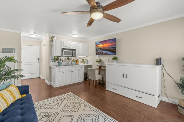 1021 Scott St, San Diego CA: https://media.crmls.org/mediaz/7fec0f7e-6678-4b3a-9aaf-55297b6fc196.jpg