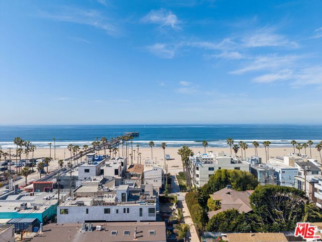 10 30th Avenue, Venice CA: https://media.crmls.org/mediaz/7fec7e8c-0e65-4543-b9c9-025e5589d77e.jpg