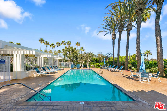 6477 Zuma View Place, Malibu CA: https://media.crmls.org/mediaz/7fed3d43-c19c-4ef5-8d74-20a864359141.jpg