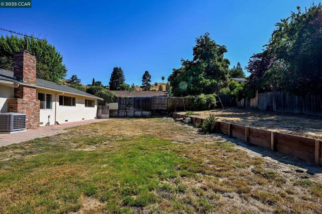 5 Dickenson Dr, Moraga CA: https://media.crmls.org/mediaz/7fed5462-fc6f-4f53-880c-5dc33ed73a1b.jpg