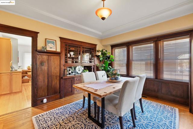393 43Rd St, Oakland CA: https://media.crmls.org/mediaz/7fed7175-9701-4b43-b24b-506fdcc1bb52.jpg