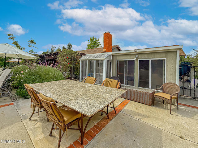 1888 El Monte Drive, Thousand Oaks CA: https://media.crmls.org/mediaz/7feeb8f4-76da-4ec0-8e16-62bd4b58f3df.jpg