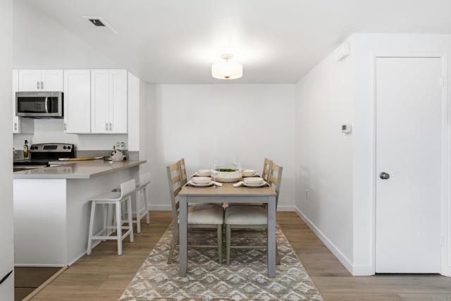 Detail Gallery Image 5 of 21 For 1089 Woodlake Drive, Cardiff By The Sea,  CA 92007 - 3 Beds | 3 Baths