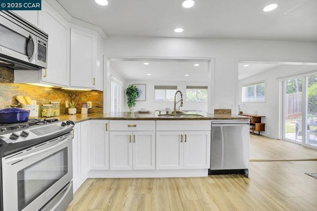 9821 Broadmoor Dr, San Ramon CA: https://media.crmls.org/mediaz/7fefd8bd-56ea-4851-9101-97390c78788d.jpg
