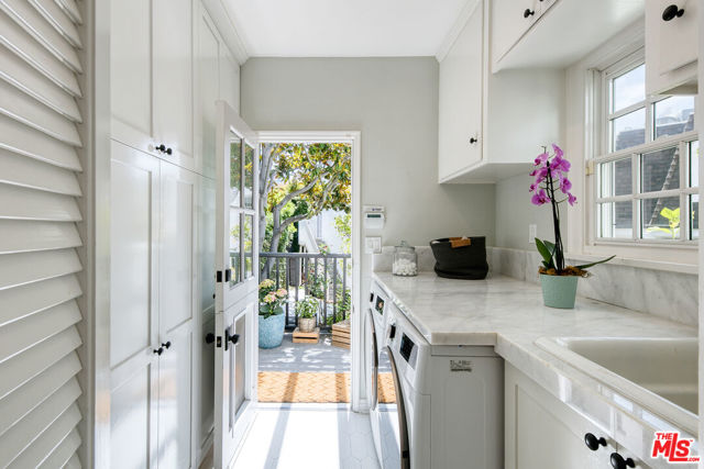 10736 Le Conte Avenue, Los Angeles CA: https://media.crmls.org/mediaz/7ff08ca9-7eb8-49d9-921d-ad30c394953b.jpg