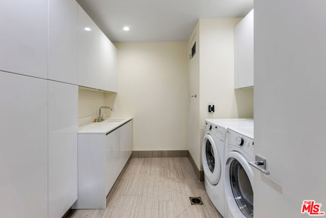 460 N Palm Drive, Beverly Hills CA: https://media.crmls.org/mediaz/7ff0bc34-6aaf-47c8-bc72-04db1b382f1a.jpg