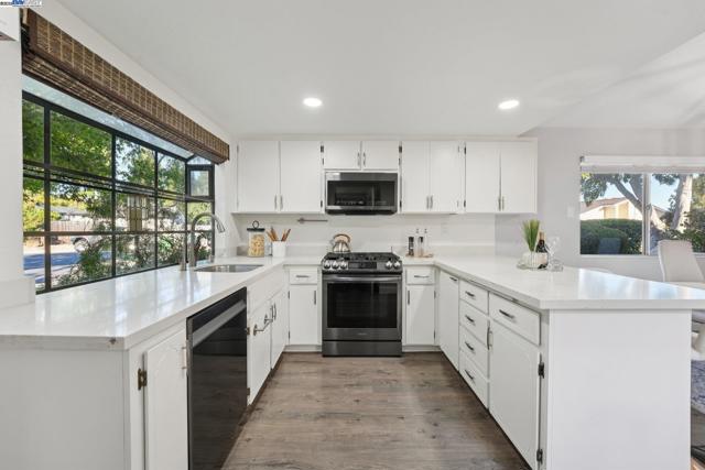 33177 Quail Drive, Union City CA: https://media.crmls.org/mediaz/7ff13417-e36e-4d6a-a06f-8fd4c87c31f3.jpg