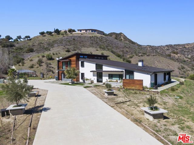 31830 Lobo Canyon, Agoura Hills CA: https://media.crmls.org/mediaz/7ff1c7b2-b333-4874-b231-9593fdd600cc.jpg