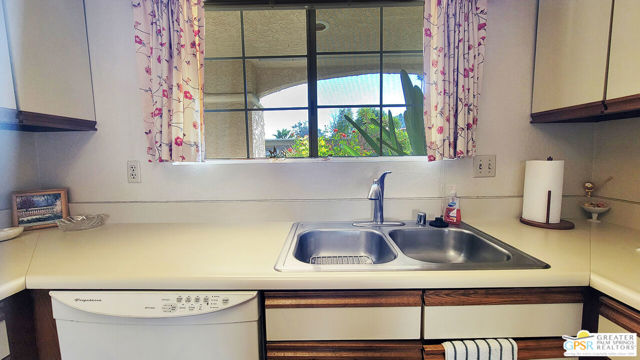 2700 E Mesquite Avenue, Palm Springs CA: https://media.crmls.org/mediaz/7ff1d17e-4e94-45df-a38a-3fa1c55f7b15.jpg