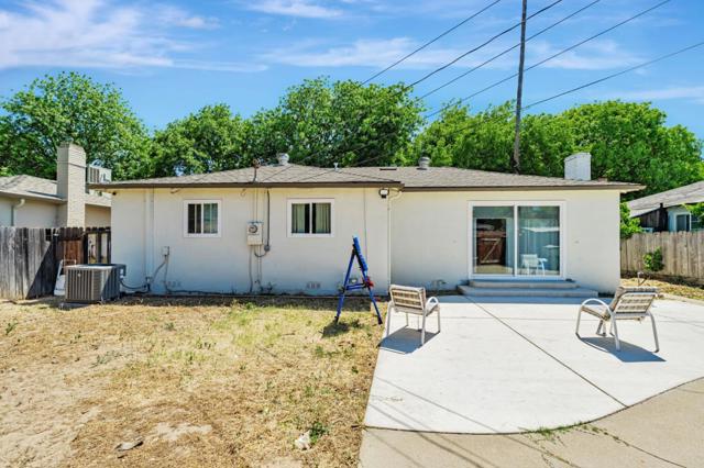 2105 Geneva Drive, Modesto CA: https://media.crmls.org/mediaz/7ff54ad6-d4a1-4a0f-8eb9-48e843160008.jpg