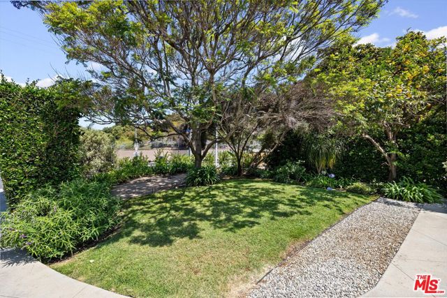 2376 Dewey Street, Santa Monica CA: https://media.crmls.org/mediaz/7ff54b8c-188b-4199-99f9-d50fd90ac516.jpg