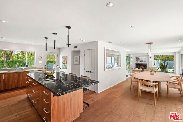 7712 Chandelle Place, Los Angeles CA: https://media.crmls.org/mediaz/7ff69568-0d8d-4bd0-a6bb-897d9141bde1.jpg
