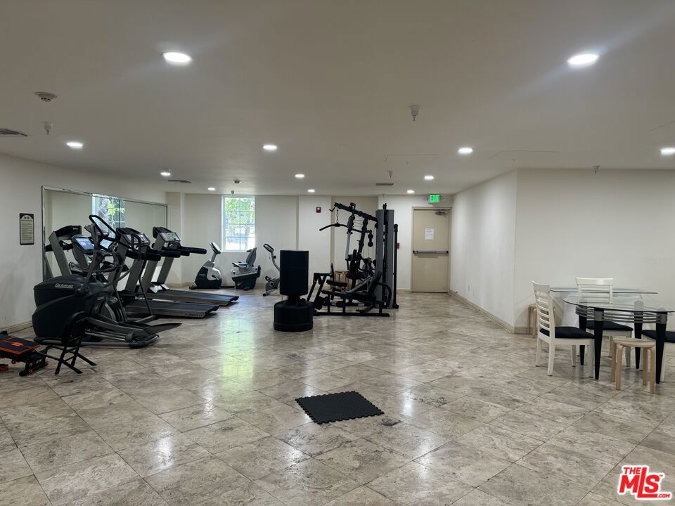 https://media.crmls.org/mediaz/7ff6d273-422b-4d0e-a272-74ae67ede111.jpg?preset=X-Large