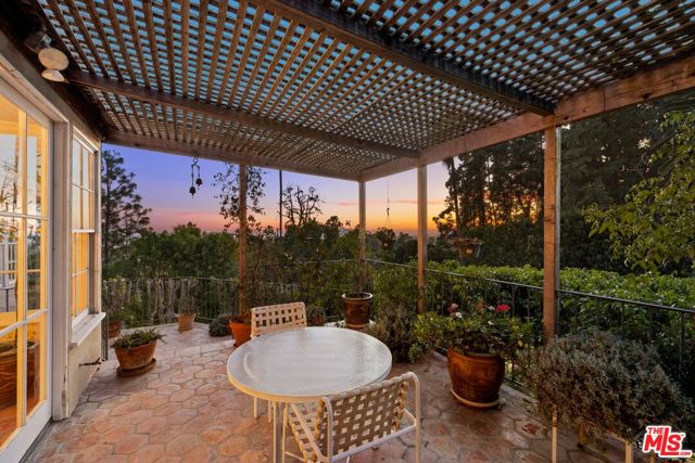 1114 Schuyler Road, Beverly Hills CA: https://media.crmls.org/mediaz/7ff7b604-f9a5-48ab-b238-a1e2abd60440.jpg