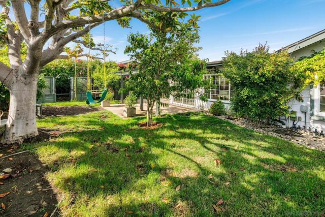 8590 Cliffridge Ave, La Jolla CA: https://media.crmls.org/mediaz/7ff7c2da-ab4d-431b-a532-bad9e34a945c.jpg
