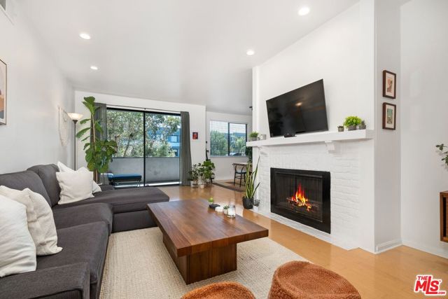 306 BORA BORA Way, Marina del Rey CA: https://media.crmls.org/mediaz/7ff7dce8-e9f9-432c-b941-a2d19ec7a31f.jpg