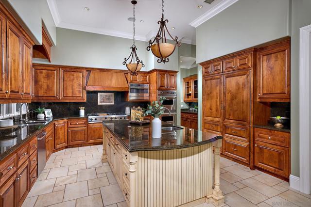 14460 Cheyenne Trl, Poway CA: https://media.crmls.org/mediaz/7ff8319c-3f3d-47ea-8846-8aa18638476e.jpg