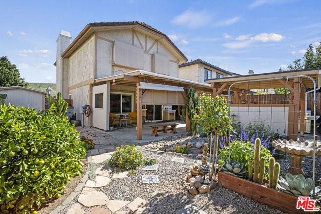 877 Chelsea Court, Simi Valley CA: https://media.crmls.org/mediaz/7ff86e72-6d86-4b4a-b299-4aae4d5f10f2.jpg