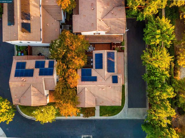 9752 Belladonna Dr, San Ramon CA: https://media.crmls.org/mediaz/7ff9191a-10d8-4ca7-aa72-cc3f2646dfba.jpg