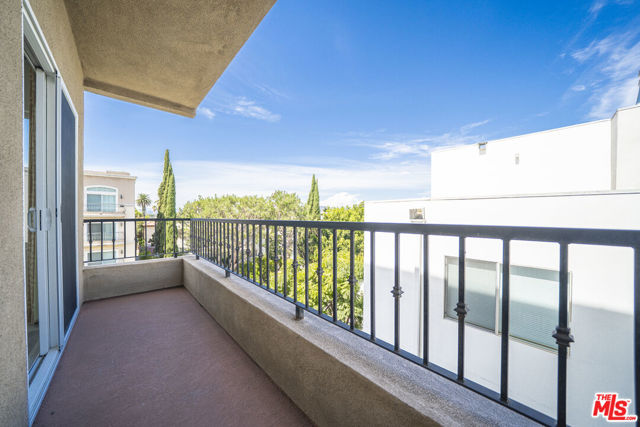 970 S St Andrews Place, Los Angeles CA: https://media.crmls.org/mediaz/7ff960b9-542f-4f21-b6c3-f205120602d1.jpg